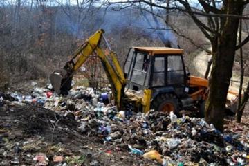 Результат пошуку зображень за запитом "трактор на сміттєзвалищі"